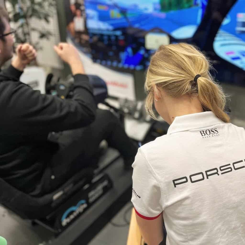 Porsche závodní simulátor pronájem pro společnost ExxonMobil Praha pronájem závodní simulace retro zážitek pronájem v Brně