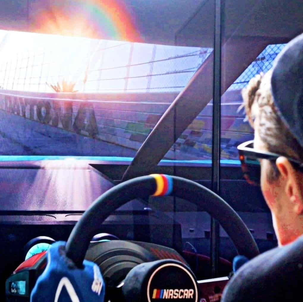 Pronájem simulátoru NASCAR Pronájem simulátorů NASCAR Simulátor kamionů NASCAR se službami RoarFun
