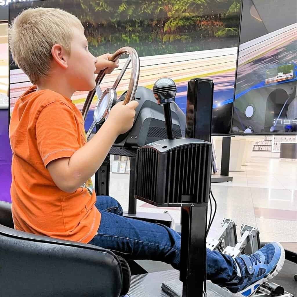 Pronájem závodního simulátoru VR pro děti a dospělé pronájem závodního simulátoru s pohybem